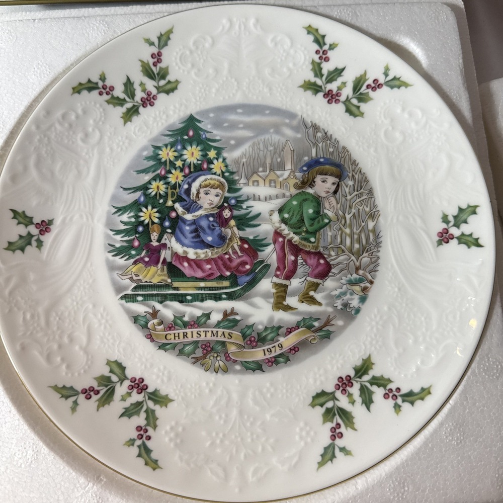 Royal Doulton 1979 Christmas Plate Third in Series Boy & Girl Bone China 8"